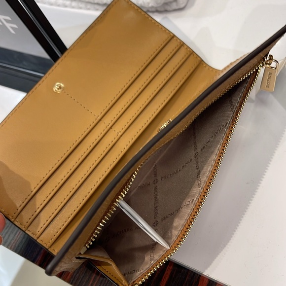 Michael Kors Reed Large Bifold Pebbled Leather Snap Wallet Card Case
Deer
NWT - Picture 15 of 16